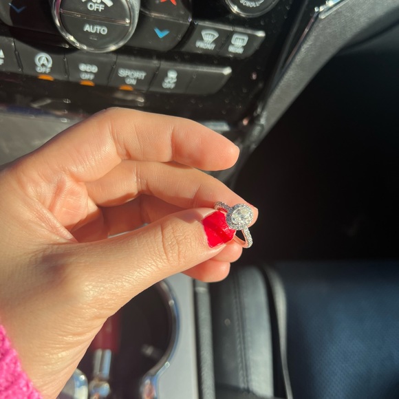 Engagement diamond ring - Picture 5 of 7